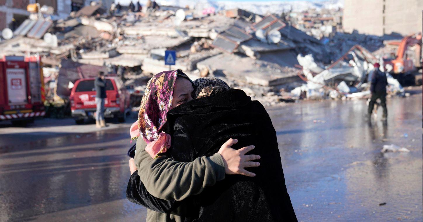 ویدئوی خبرساز از نماز خواندن یک زن هنگام زلزله مهیب ترکیه + فیلم