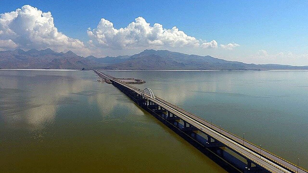 دریاچه ارومیه دوباره مردم را خوشحال کرد +فیلم