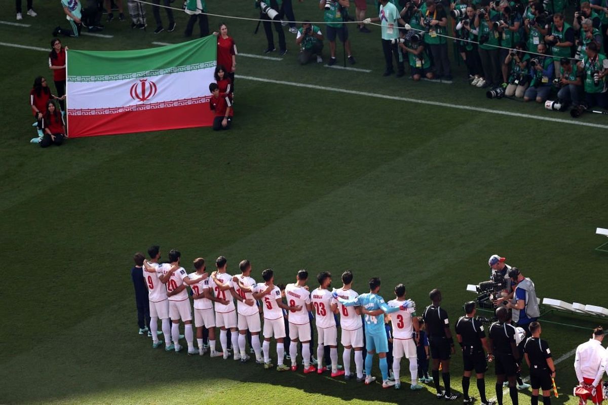 هواداران ایرانی حاضر در استادیوم الریان، تیم ملی را تشویق می‌کنند