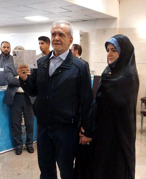 مسعود پزشکیان،، دست در دست دخترش نامزد انتخابات شد + عکس