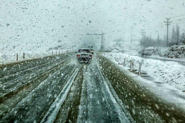 محور هراز مسدود است | بارش برف و باران در جاده‌های ۱۸ استان ؛ رانندگان احتیاط کنند