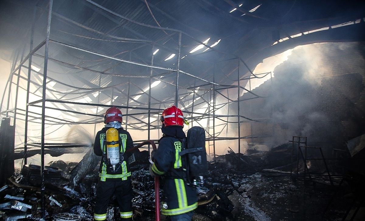 آتش‌سوزی گسترده در پاساژ ایران زمین