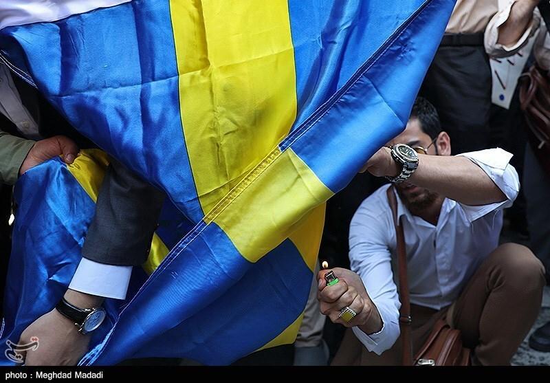 پرچم سوئد را در تهران آتش زدند | عکس