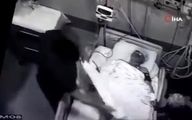 فیلم هولناک از برخورد دو پرستار با یک بیمار بستری در بیمارستان + فیلم