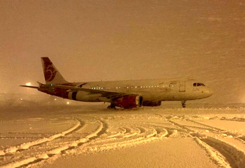 بارش برف، کلیه پروازهای فرودگاه مشهد را لغو کرد