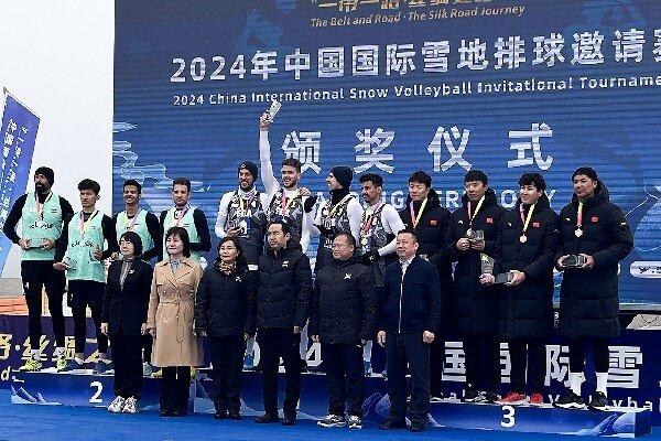 نخستین مدال برفی تاریخ والیبال ایران / برفی‌بازان نقره‌ای شدند