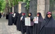 تجمع مقابل شورای شهر تهران با سربند مخصوص و پلاکاردهایی درباره حجاب + عکس