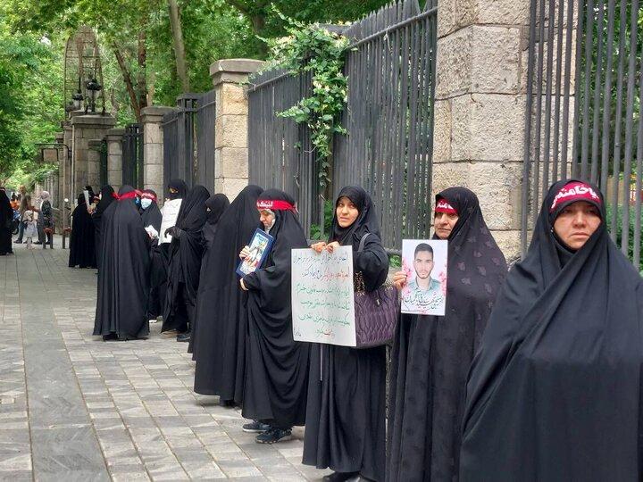تجمع مقابل شورای شهر تهران با سربند مخصوص و پلاکاردهایی درباره حجاب + عکس