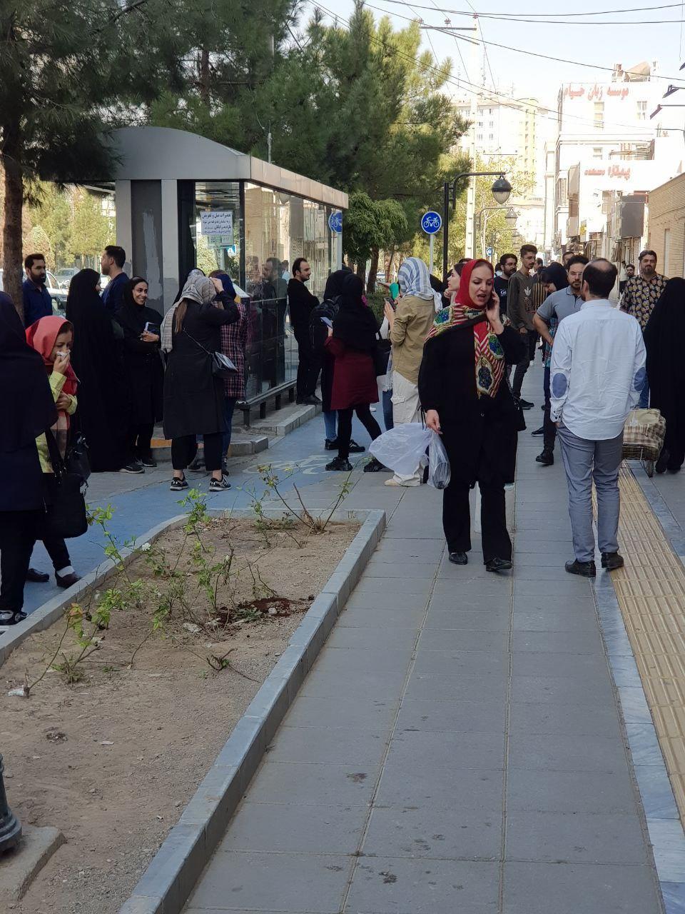 عکس / تجمع مردم در خیابان‌های مشهد بعد از زلزله‌های پی درپی
