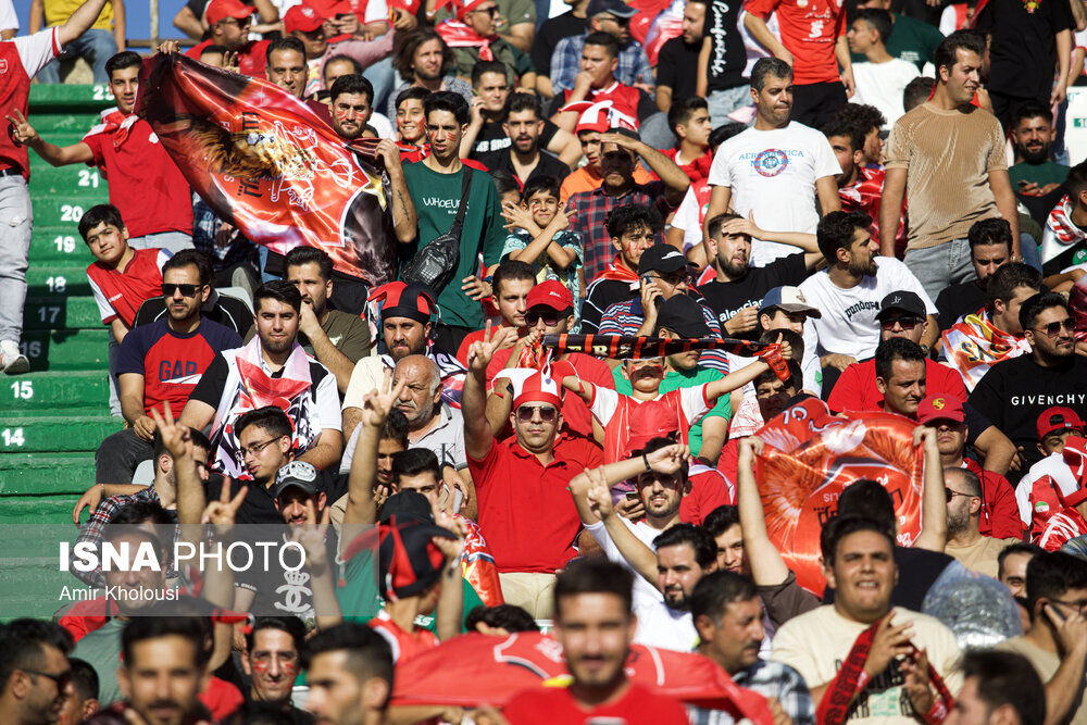  اعتراض هواداران پرسپولیس به رامین رضائیان با پرتاب بطری آب