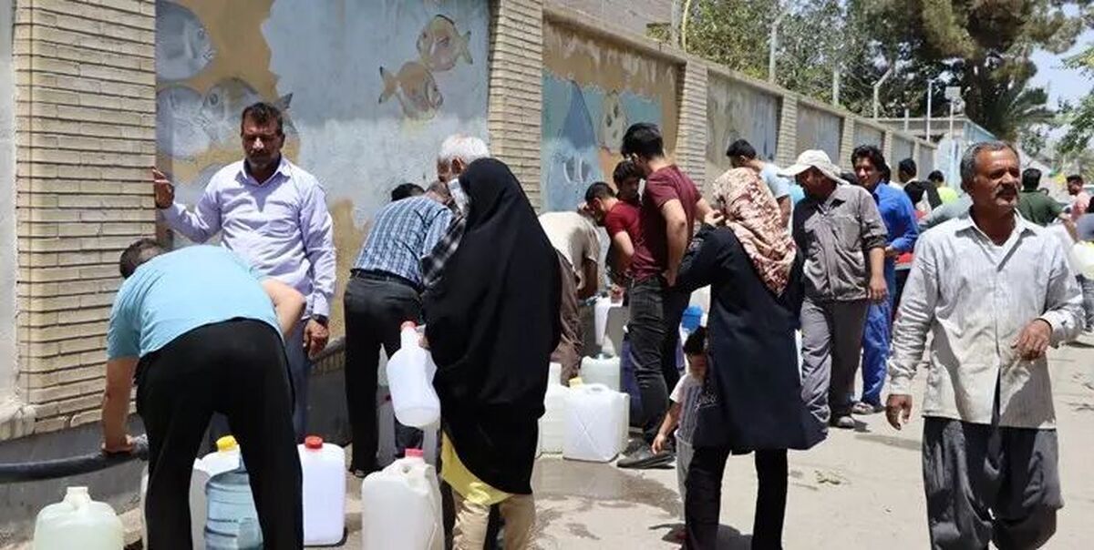 قطعی چند روزه آب در زاهدان؛ مردم همچنان در صف آب