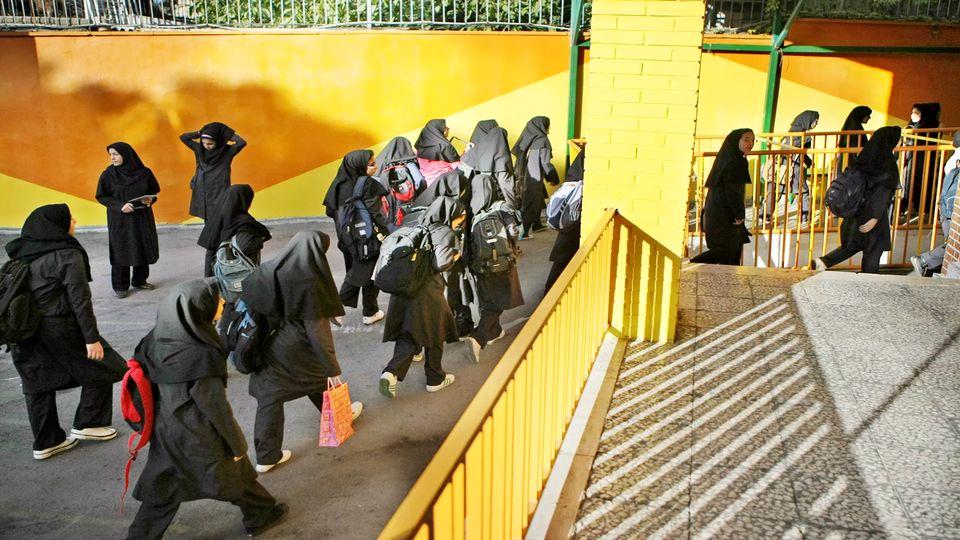 مسمومیت گسترده و زنجیره‌ای دانش‌آموزان در شهرهای مختلف ایران |دختران در خوزستان، گرمی و مشگین‌شهر هم در امان نماندند