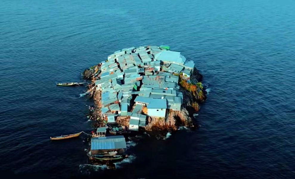 1000 نفر ساکن جزیره‌ای که کوچک‌تر از یک زمین فوتبال است