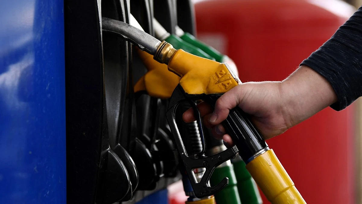 با کارت سوخت خودمان چند لیتر بنزین آزاد می توان زد؟