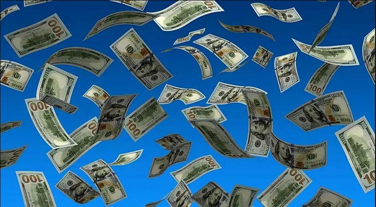 جنجال در بزرگراه؛ یک مرد 200هزار دلار را روی سر راننده‌ها ریخت