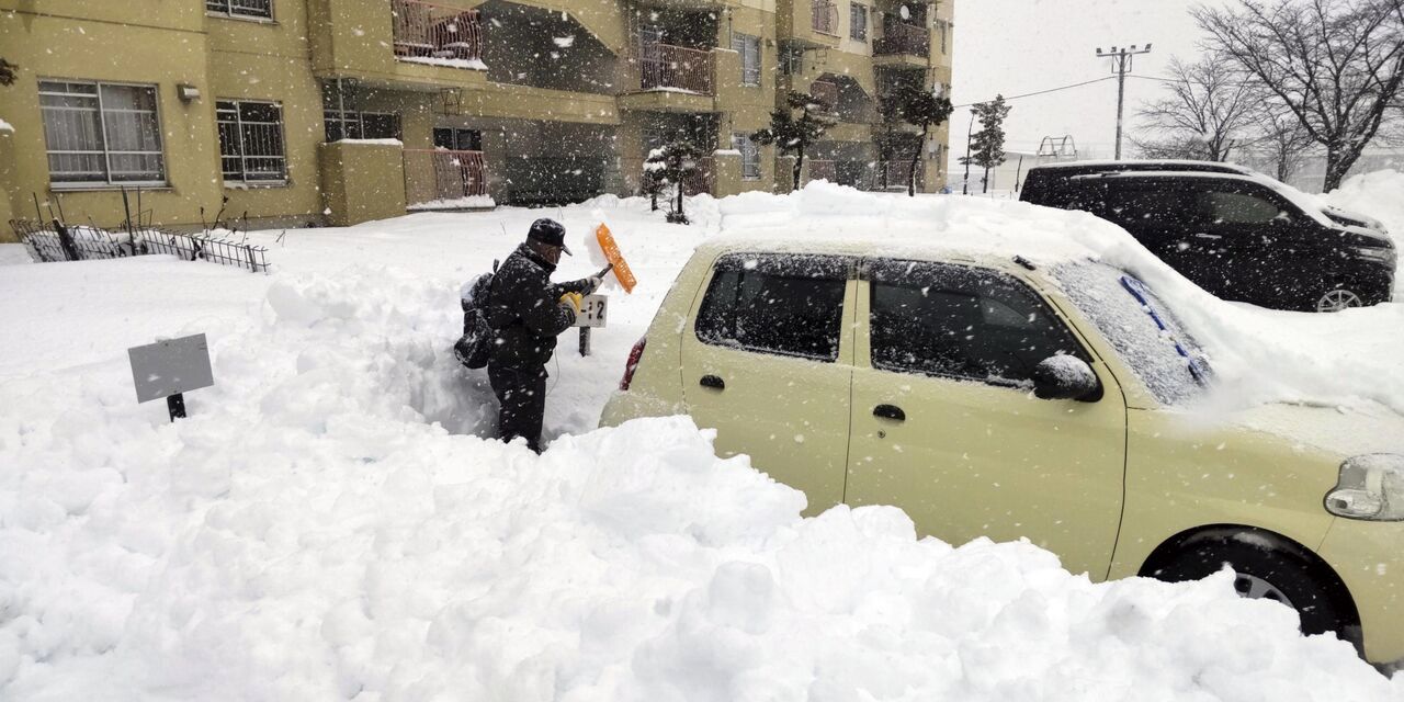 بارش سنگین برف جان ۱۴ نفر را گرفت