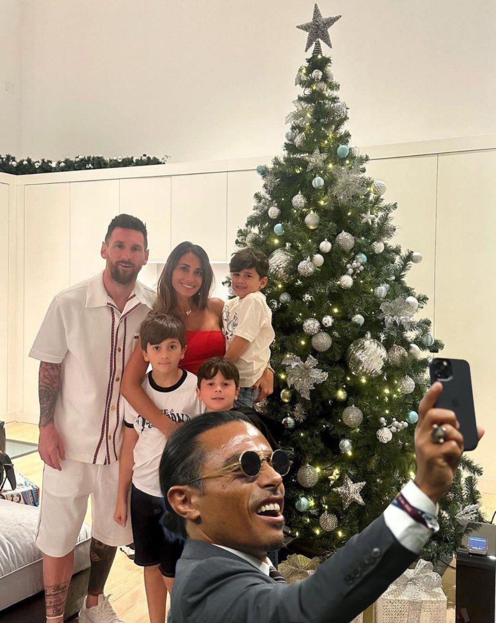 ببینید| شوخی کاربران با عکس کریسمس مسی و خانواده اش
