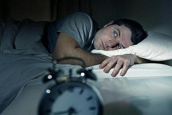 ۱۰ راهکار مؤثر برای اینکه شب‌ها زود بخوابیم
