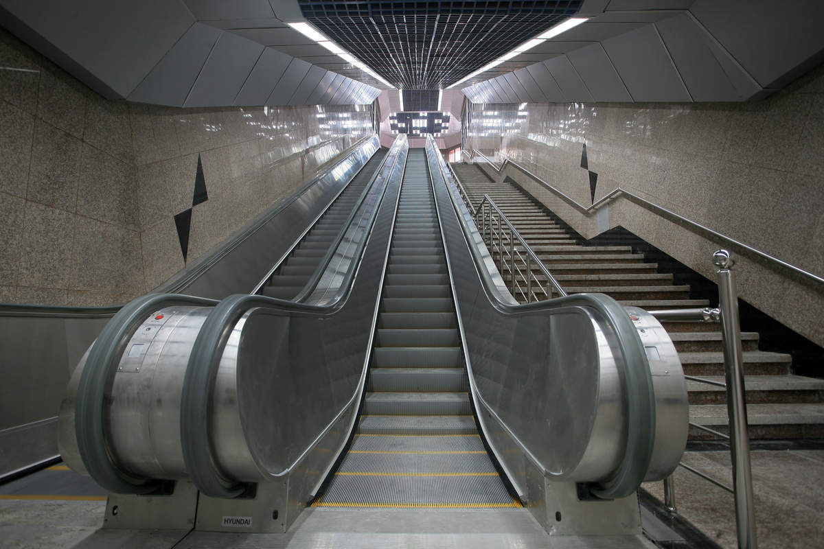 چرا برخی پله برقی‌های مترو تجریش خاموش است؟