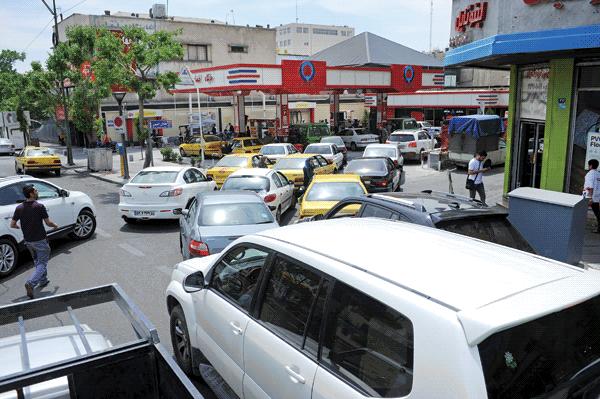 آخرین اخبار از صف‌های طولانی در پمپ بنزین‌ ها | اعزام کارشناسان به جایگاه‌ها برای تغییر دستی سامانه
