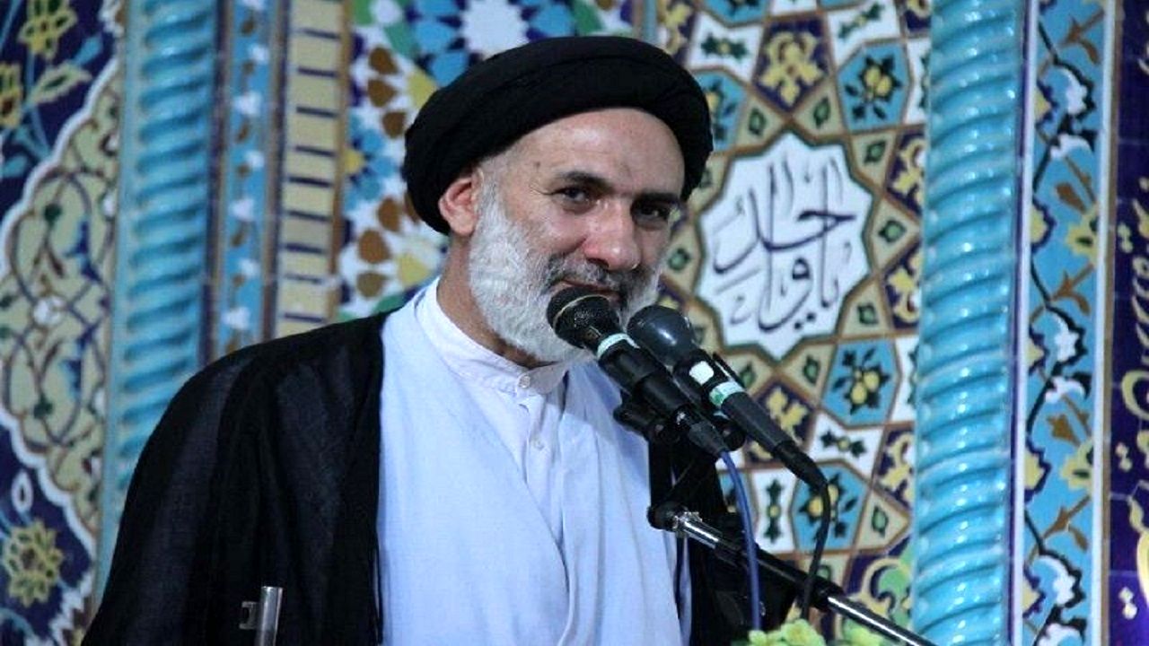 امام جمعه شهرکرد: تصاویر زنان جوان روی اعلامیه و سنگ قبر‌ها دور از شان مسلمانان است

