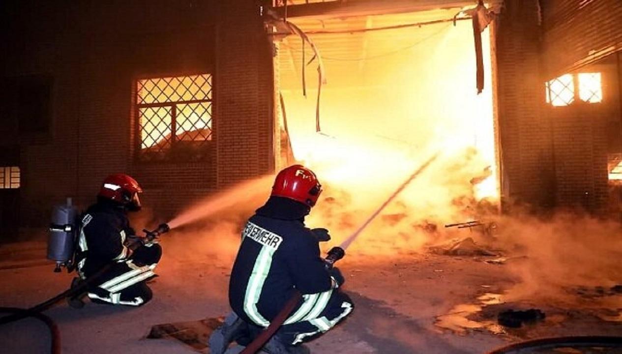 آتش‌سوزی هولناک در کارخانه کارتن‌سازی کرج | ۱۲ نفر مصدوم شدند