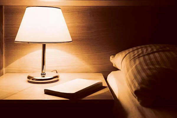 عوارض خطرناک خوابیدن با چراغ روشن که نمی‌دانستید