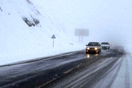 برف و باران جاده های ۱۳ استان را سفید پوش کرد