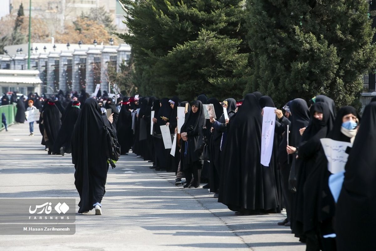 تجمع برخی زنان مقابل مجلس در اعتراض به وضعیت حجاب!در روزهای اوج گرانی دلار