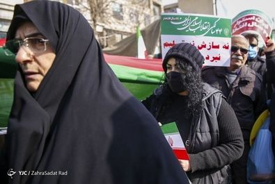 تصویری متفاوت از زنِان کم حجاب در راهپیمایی