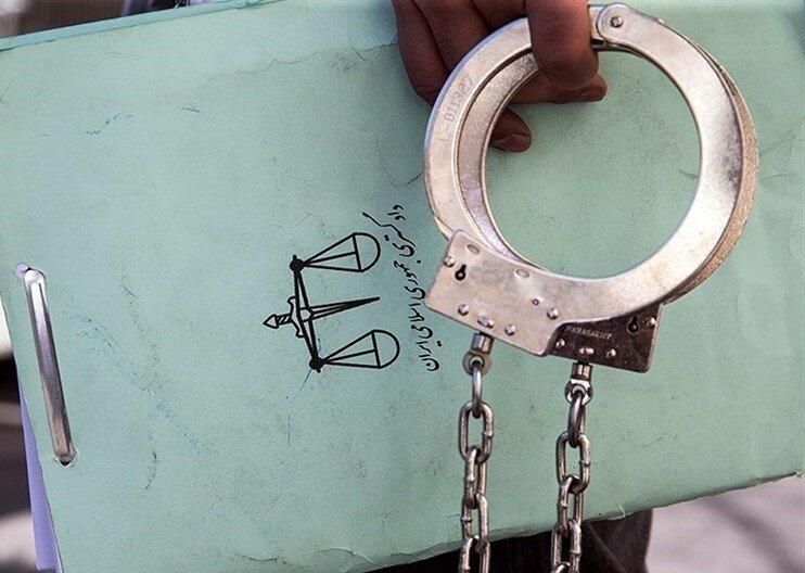 دستگیری فرد مرتبط با شبکه‌های معاند در اصفهان / یک کتابفروشی پلمپ شد