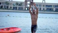 ثبت جدیدترین رکورد گینس | ۱۱ کیلومتر شنا با دستان بسته!