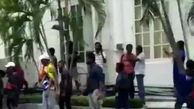 تفریح و شنای معترضان در استخر رئیس جمهور سریلانکا / ویدئو