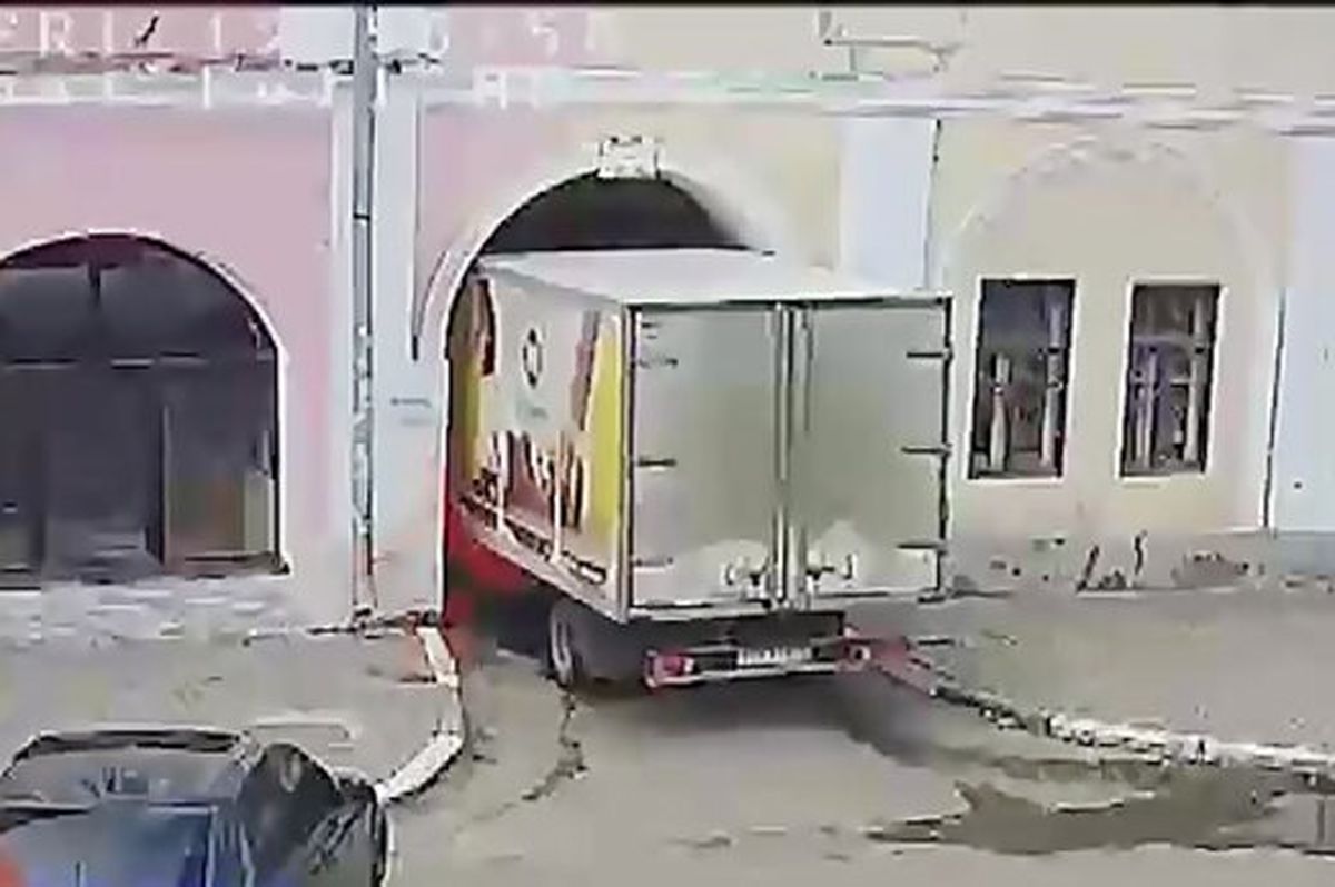 تصادف وحشتناک یک کامیون با سقف تونل! + فیلم