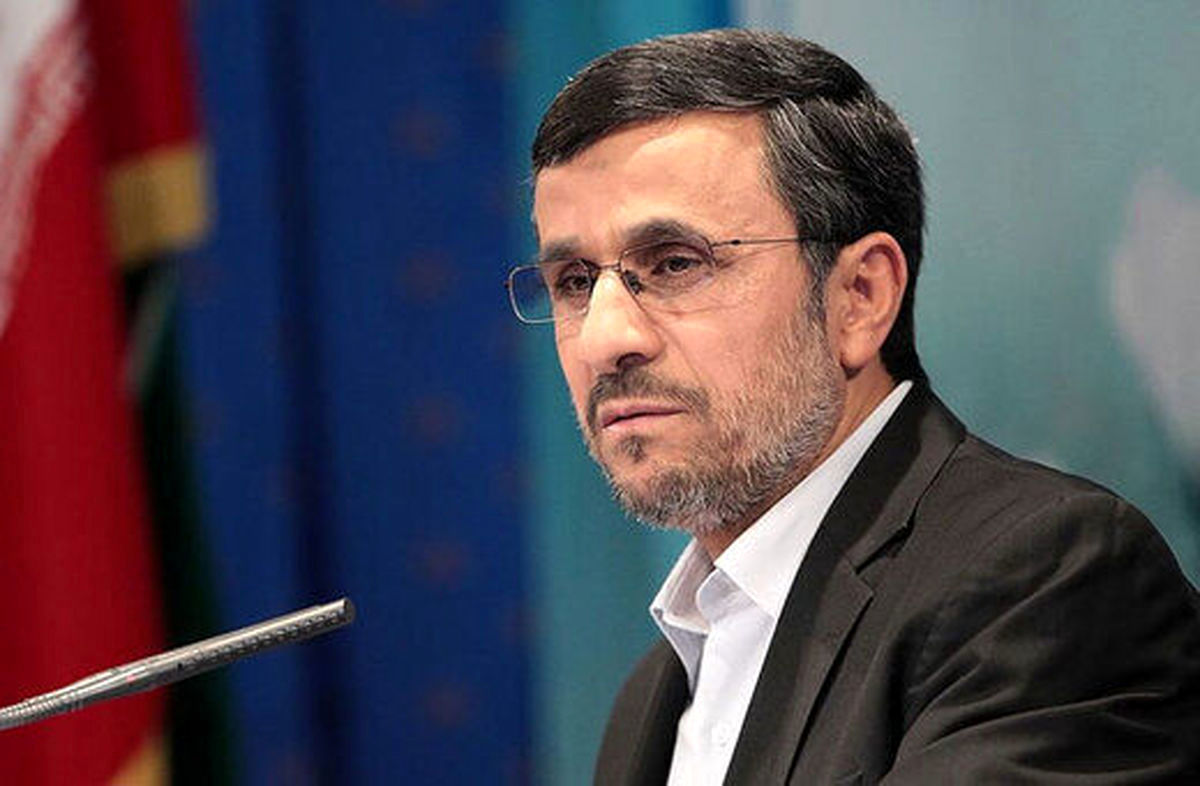 تصویر جنجالی احمدی نژاد با چند زن جوان مقابل هیئت عزاداری + عکس