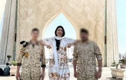 گردشگر زن روس بی حجاب در میدان آزادی تهران در کنار دو سرباز ایرانی + عکس