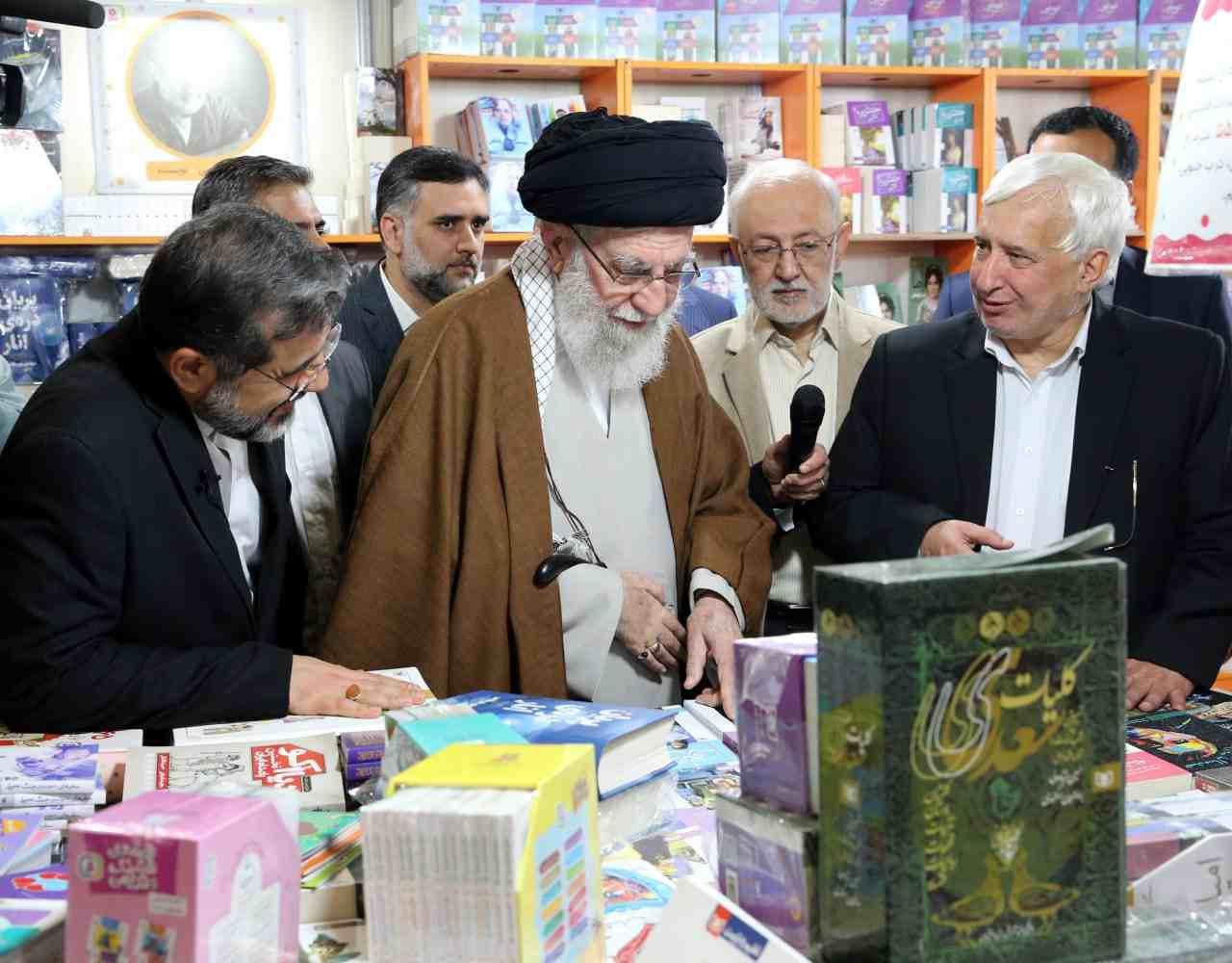 بازدید رهبر انقلاب از نمایشگاه بین‌المللی کتاب تهران + عکس