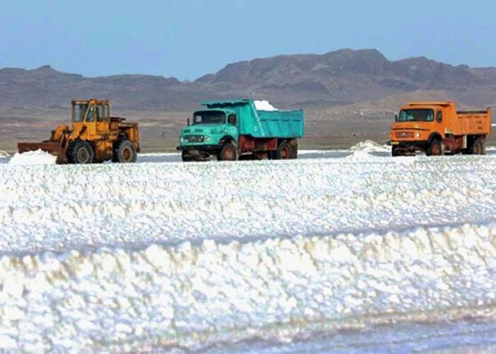 کامیون‌های مرموز در دریاچه ارومیه / ماجرای استخراج لیتیوم توسط چینی ها چیست؟ +عکس