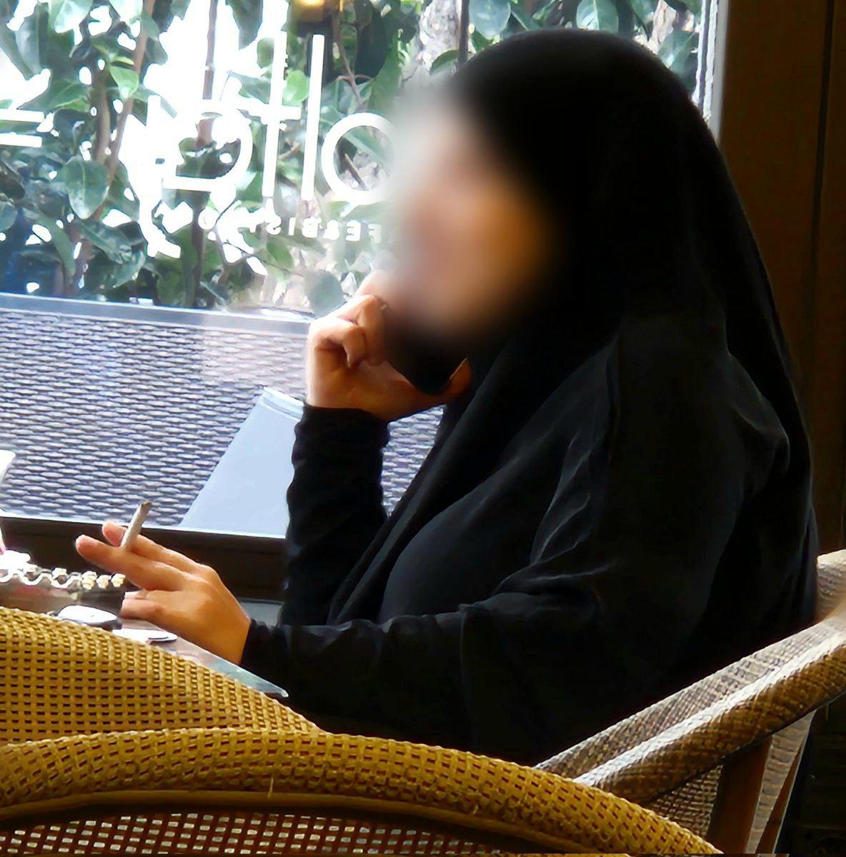 عکس خبرساز از اقدام زن محجبه‌ در یک کافه 
