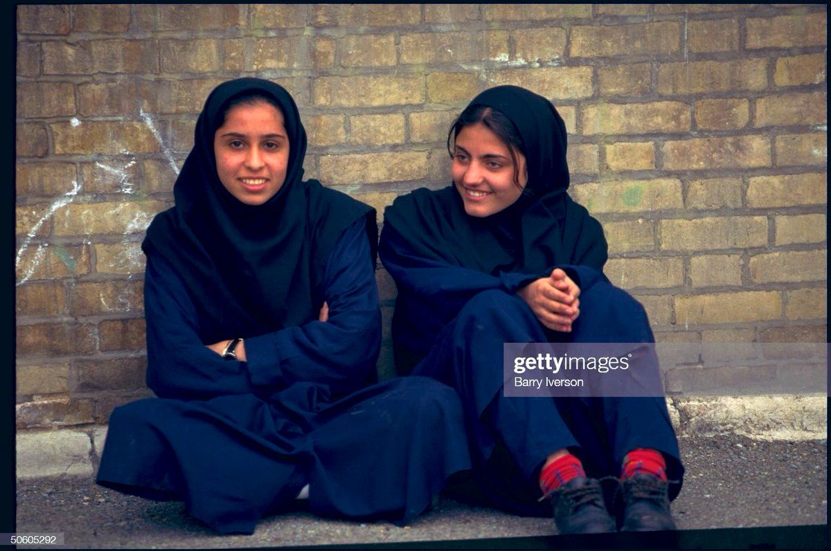 عکس الهام بخش از دو دختر دبیرستانی در تهران