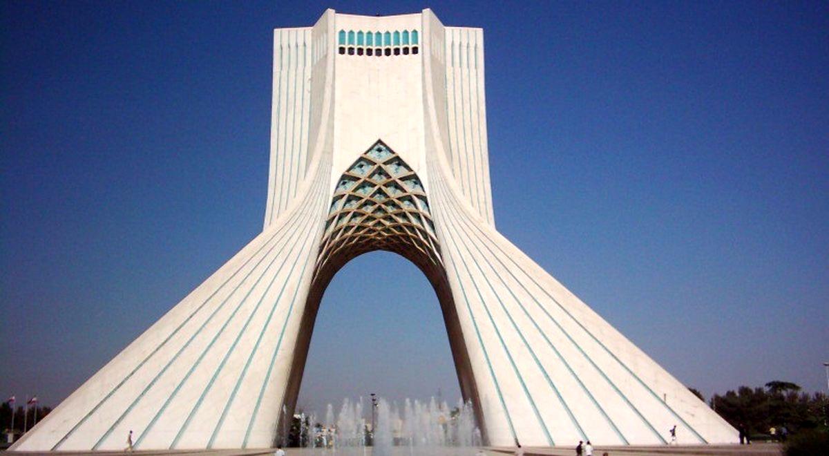 برج آزادی در شب عید غدیر رنگارنگ شد+عکس