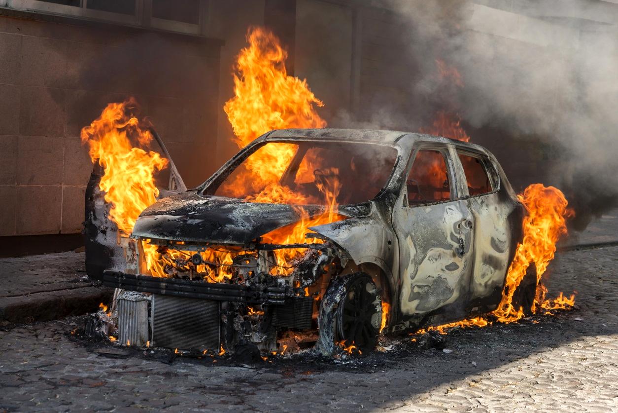 خودروی رییس هیات فوتبال ساوه به آتش کشیده شد