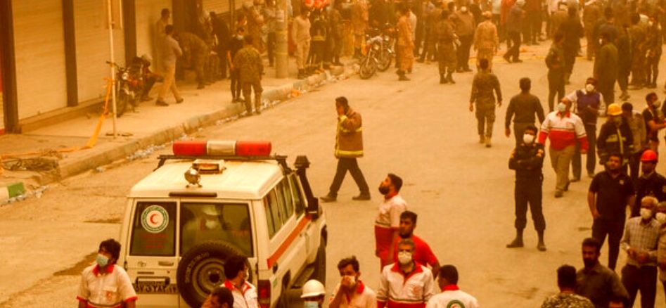 فیلم دردناک از لحظه سقوط بزرگ‌ترین‌ ساختمان و برج دوقلوی متروپل در آبادان