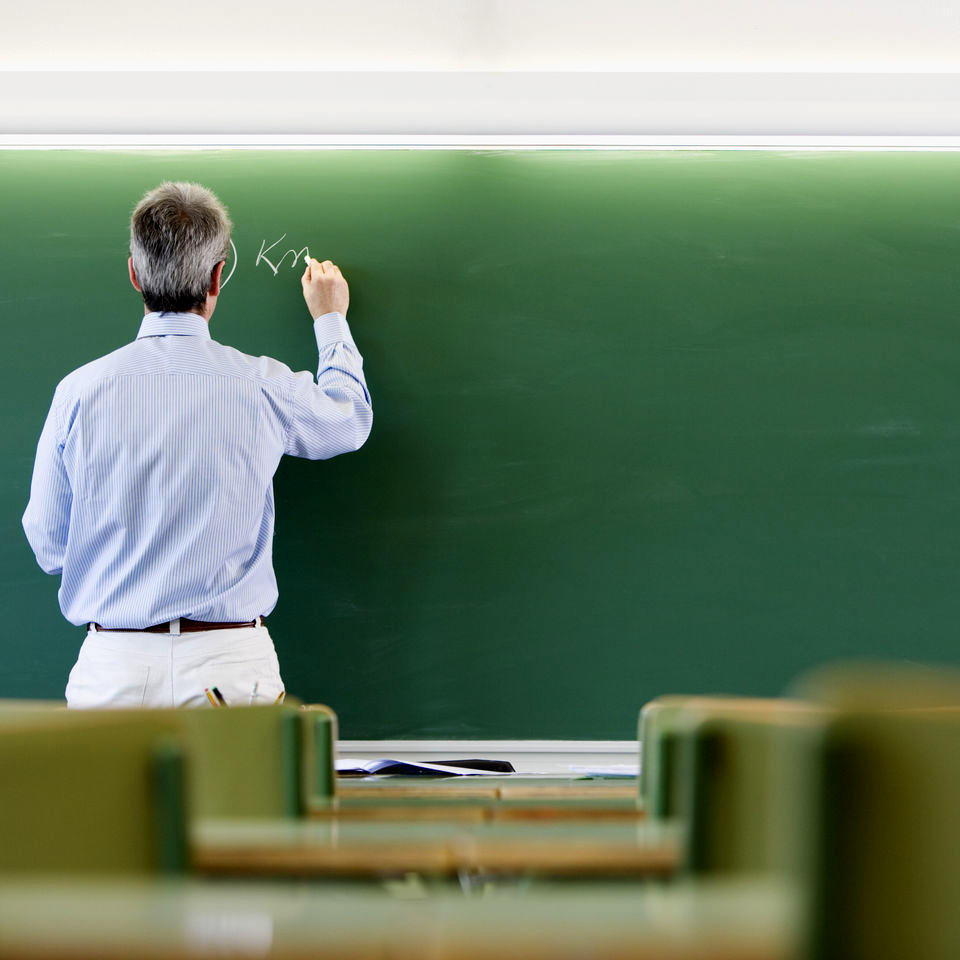 خبر خوش دولت برای معلمان | حقوق معلمان افزایش پیدا می کند