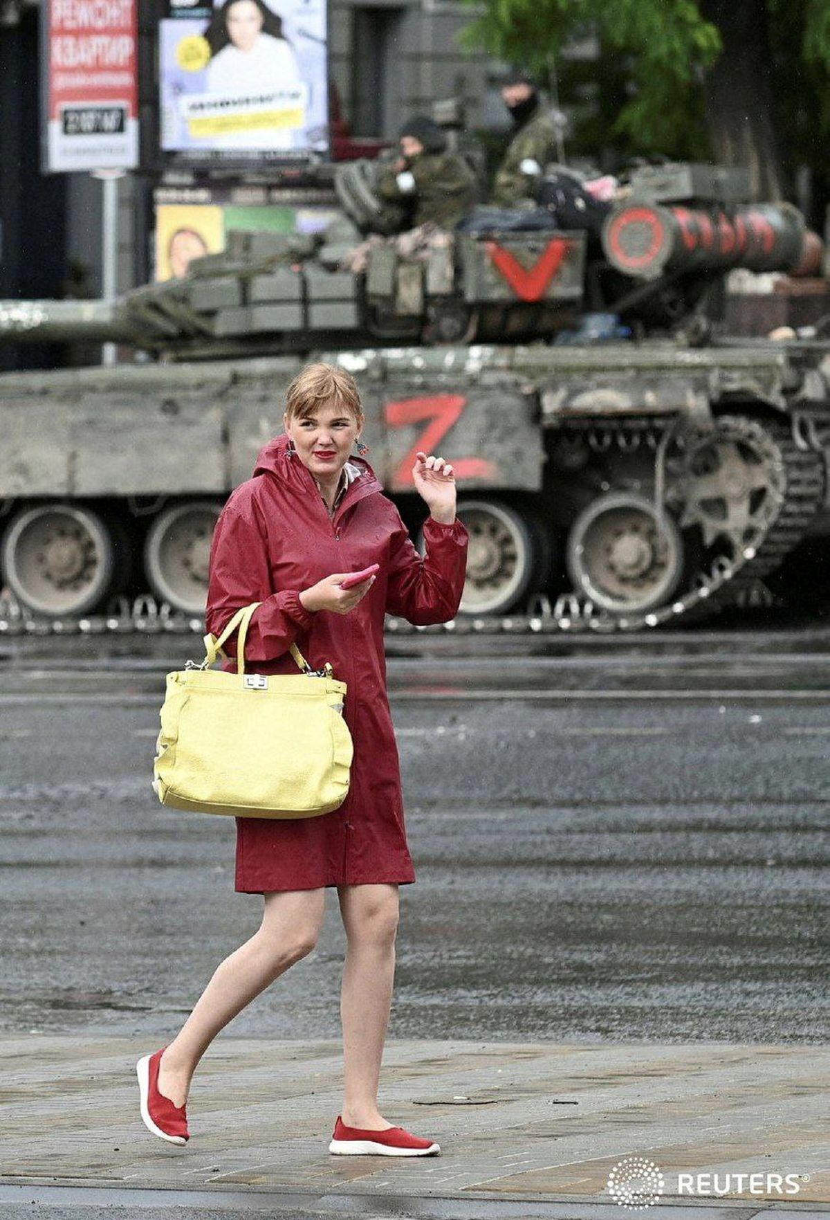 قدم زدن زن قرمز پوش روسی در کنار تانک‌های واگنر