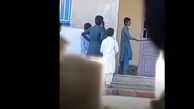 تنبیه دسته جمعی دانش آموزان توسط مدیر مدرسه در سیستان و بلوچستان/ واکنش عجیب آموزش و پرورش + فیلم