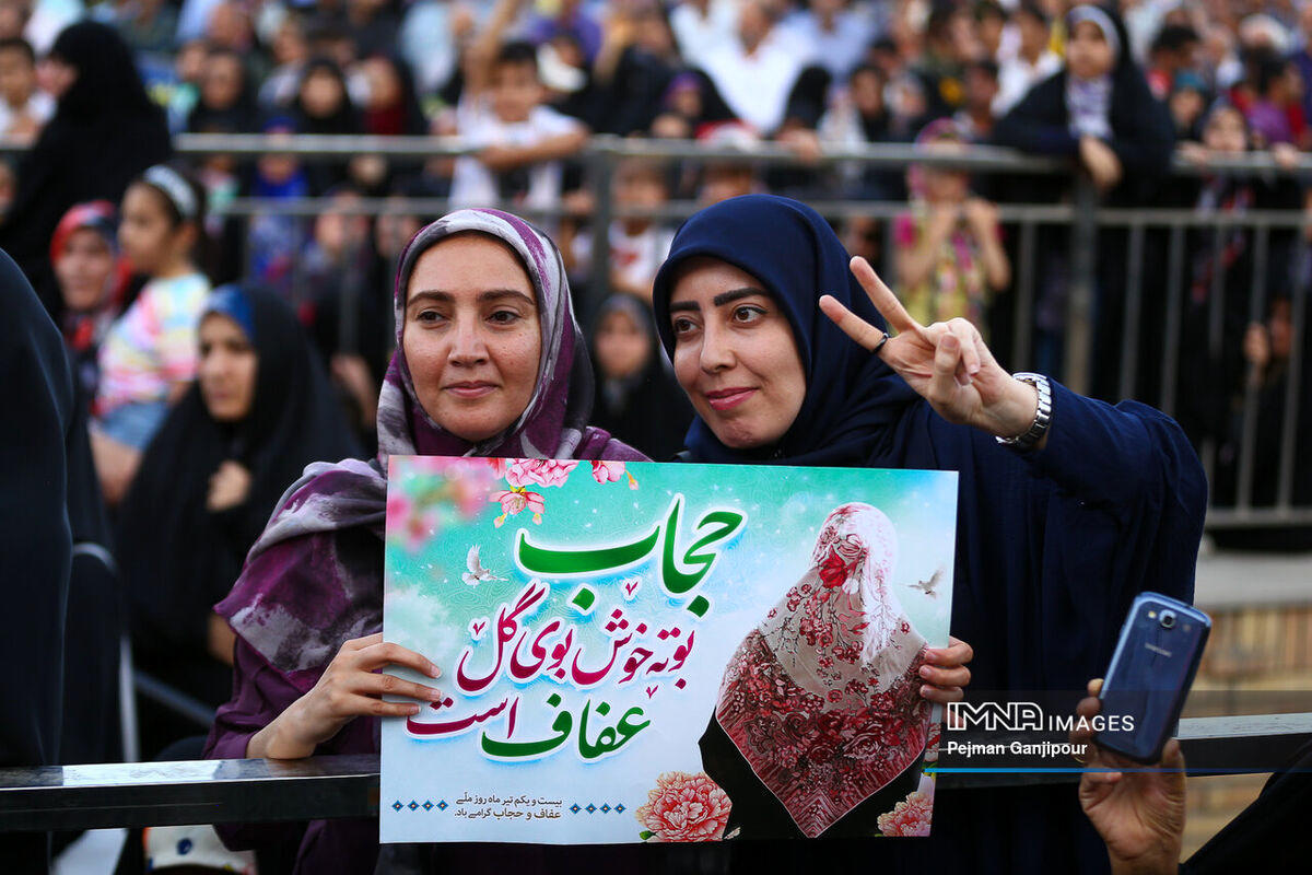 معترضان به بی‌حجابی مقابل مجلس تجمع کردند