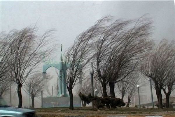 وزش باد شدید در تهران/ سرعت باد ١٢ متر بر ثانیه