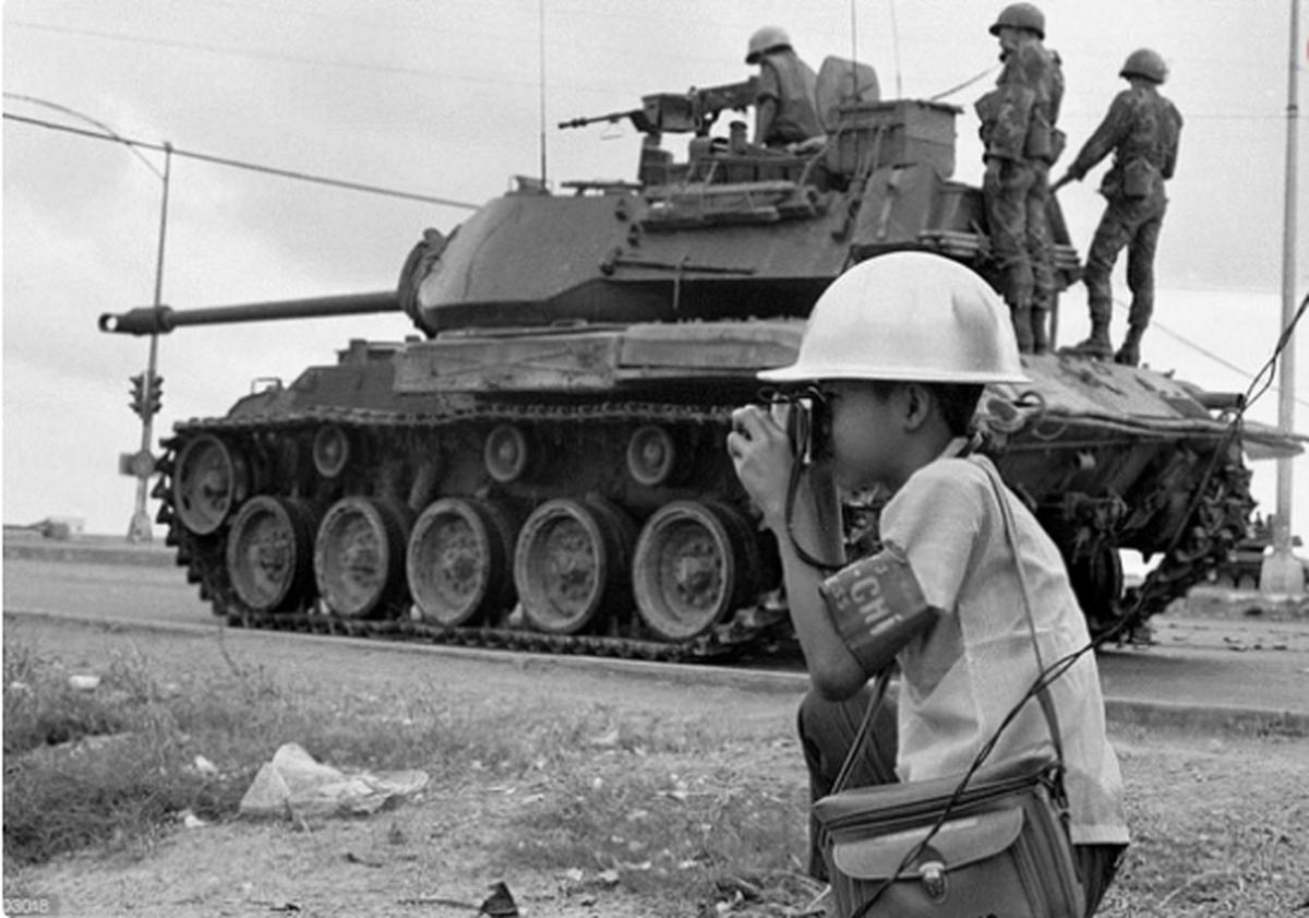 تصاویر تکان‌دهنده عکاس ۱۲ ساله از جنگ + عکس