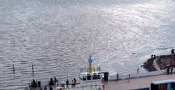 نماد خشکسالی دریاچه ارومیه جان گرفت؛ آب دریاچه ارومیه به کشتی آرتیما رسید+فیلم